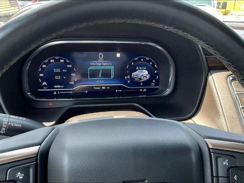Used 2023 Chevrolet Suburban High Country RWD image 17