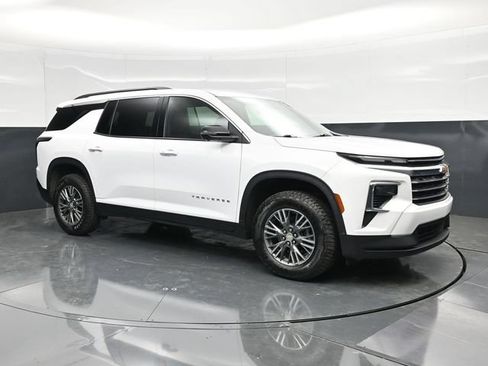 Used 2024 Chevrolet Traverse LT AWD/4WD image 4