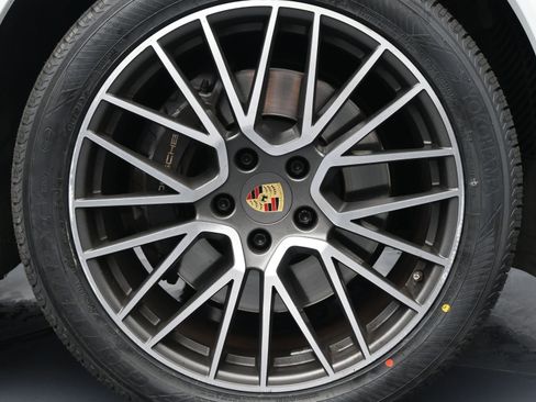 Used 2022 Porsche Cayenne image 10