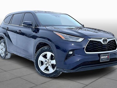 Used 2022 Toyota Highlander LE image 3