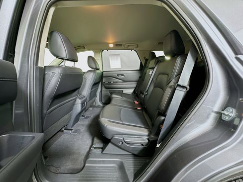 Used 2025 Nissan Pathfinder SL AWD/4WD image 28