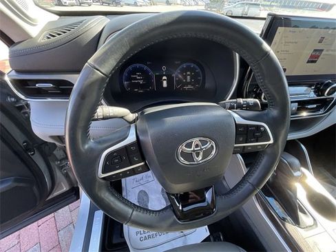 Used 2023 Toyota Highlander Limited image 12