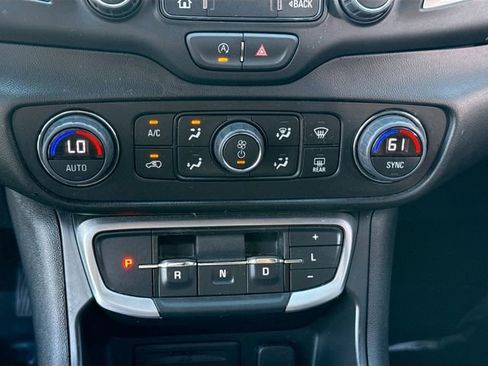 Used 2024 GMC Terrain SLT image 34