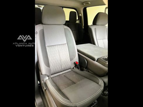 Used 2022 Nissan Titan SV image 25