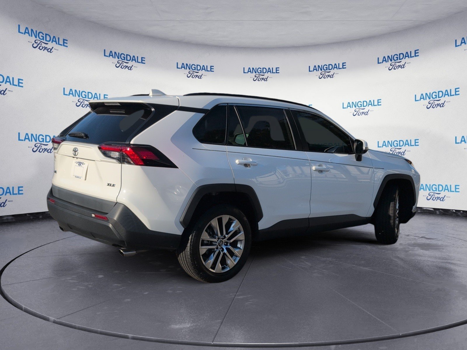 Used 2020 Toyota RAV4 XLE Premium FWD image 4