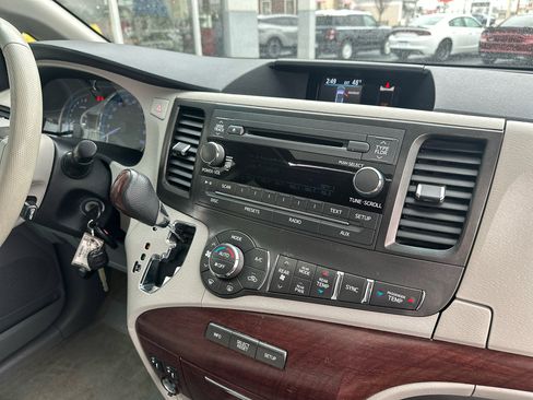 Used 2014 Toyota Sienna XLE image 27