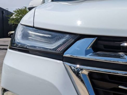 Used 2023 Chevrolet Traverse LT FWD image 11