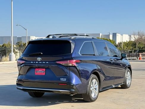Used 2022 Toyota Sienna Limited image 7