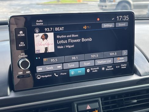 Used 2025 Honda Pilot Touring image 10