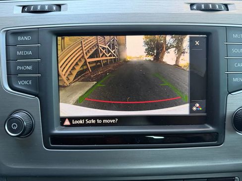 Used 2016 Volkswagen Golf S image 11