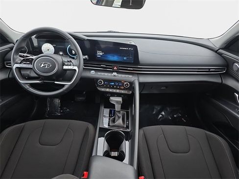 Used 2023 Hyundai Elantra SEL w/ Convenience Package image 10