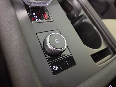 Used 2024 Land Rover Discovery Dynamic SE AWD/4WD image 25