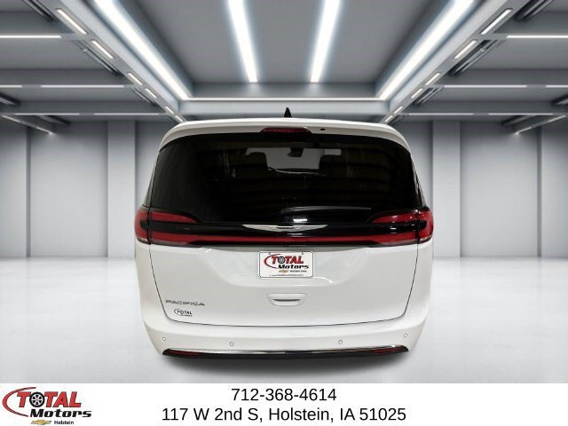 Used 2024 Chrysler Pacifica Touring-L FWD image 6