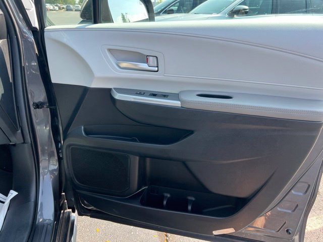 Used 2025 Toyota Sienna XLE w/ XLE Plus Package FWD image 33