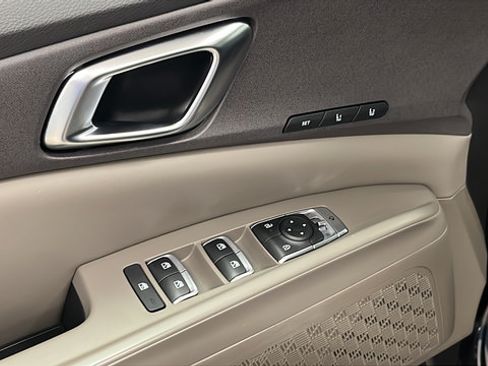 Used 2025 Kia Carnival SX FWD image 21