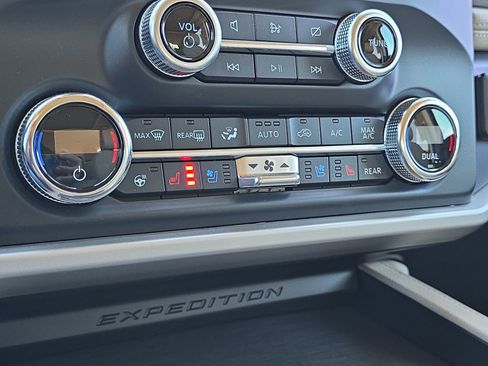 Used 2022 Ford Expedition Limited image 20