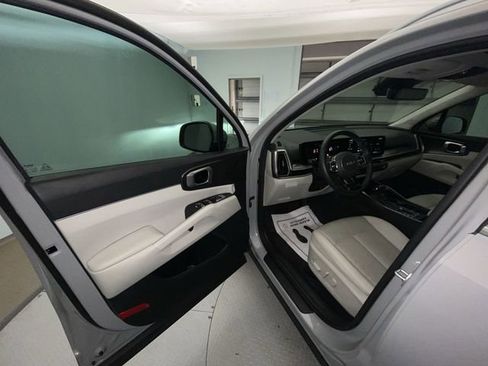 Used 2025 Kia Sorento S w/ Panoramic Sunroof Package FWD image 11