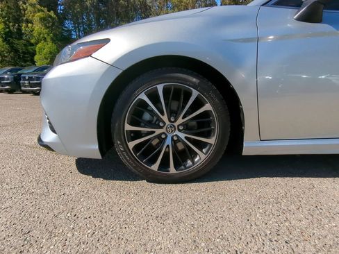 Used 2018 Toyota Camry SE w/ Moonroof Package image 9
