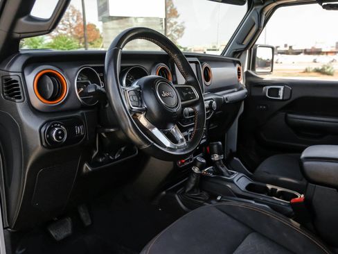 Used 2023 Jeep Gladiator Mojave AWD/4WD image 3