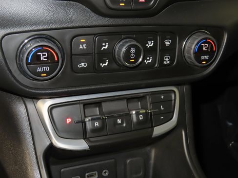 Used 2023 GMC Terrain SLE w/ Driver Convenience Package image 19