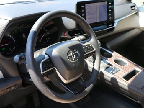 Used 2024 Toyota Sienna XLE w/ XLE Plus Package FWD image 17