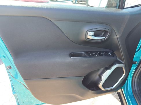 Used 2021 Jeep Renegade Latitude AWD/4WD image 13