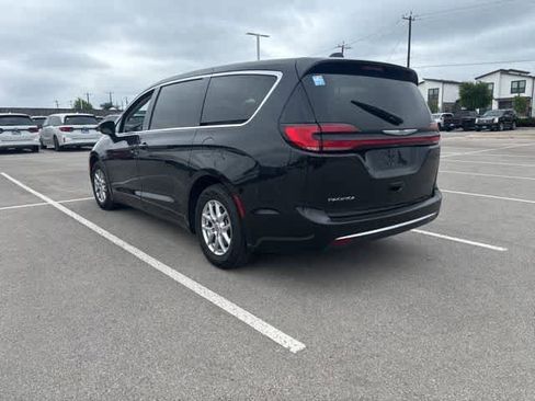 Used 2023 Chrysler Pacifica Touring-L FWD image 3