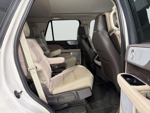 Used 2023 Lincoln Navigator Reserve AWD/4WD image 12