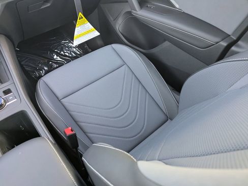 New 2026 Volkswagen Tiguan SE R-Line FWD image 17