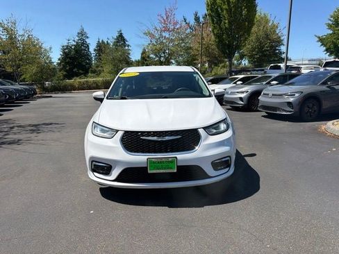 Used 2023 Chrysler Pacifica Touring-L FWD image 3