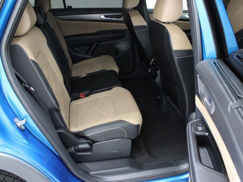 Used 2024 Volkswagen Atlas Cross Sport SE FWD image 33