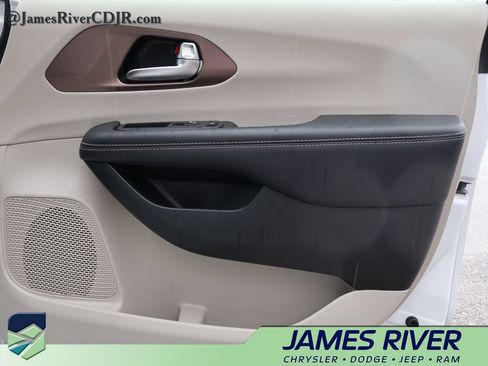 Used 2023 Chrysler Voyager LX FWD image 8