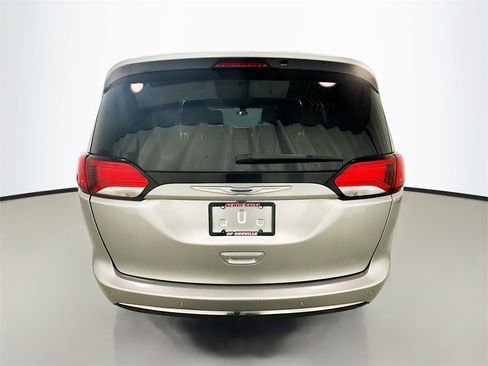 Used 2018 Chrysler Pacifica Touring-L image 7