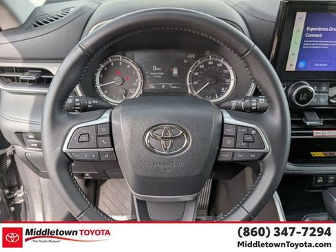 Used 2025 Toyota Highlander XLE AWD/4WD image 17