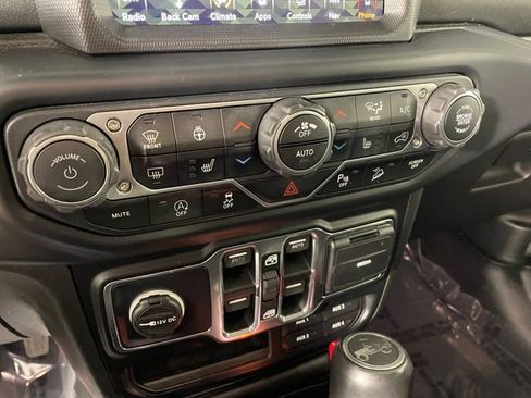 Used 2019 Jeep Wrangler Unlimited Sahara AWD/4WD image 8
