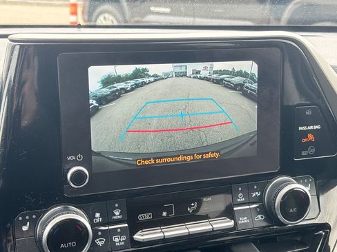 Used 2023 Toyota Highlander XLE AWD/4WD image 25