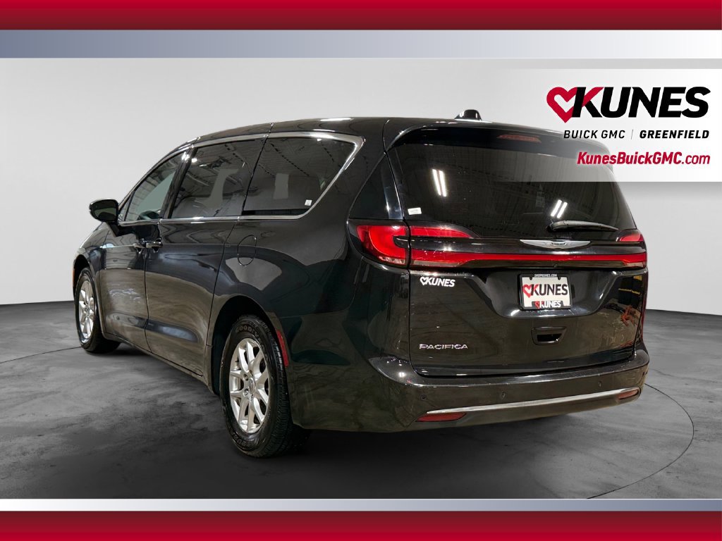 Used 2023 Chrysler Pacifica Touring-L FWD image 8