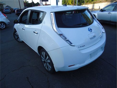 Used 2015 Nissan Leaf SV w/ LED & Quick Charge Package FWD image 8