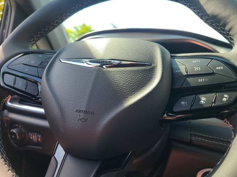 New 2023 Chrysler Pacifica Limited w/ Uconnect Theater Family Group image 26