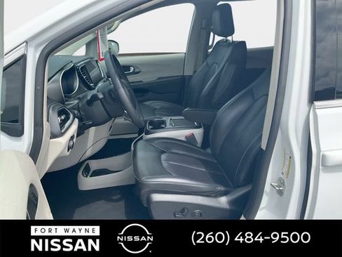 Used 2023 Chrysler Pacifica Touring-L FWD image 11