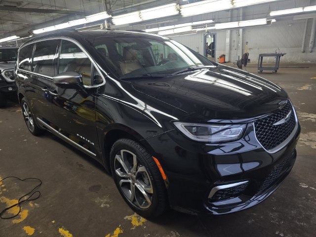 Used 2024 Chrysler Pacifica Pinnacle AWD/4WD image 2