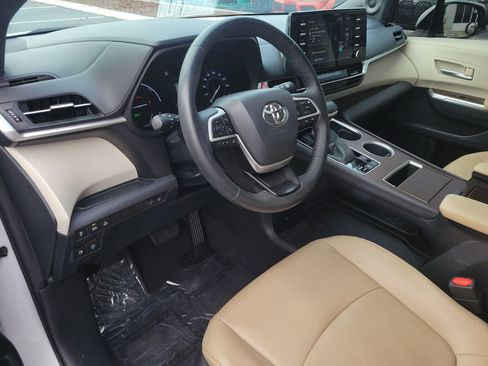 Used 2022 Toyota Sienna XLE image 19