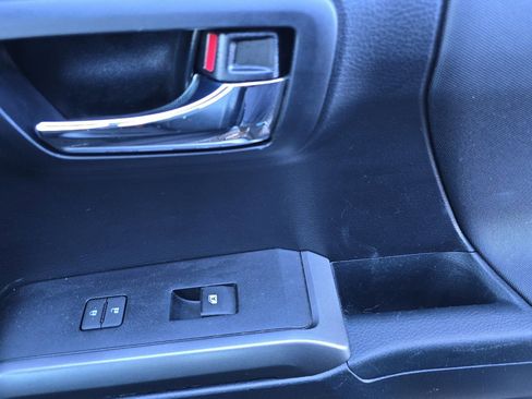 Used 2018 Toyota Tacoma TRD Off-Road image 19