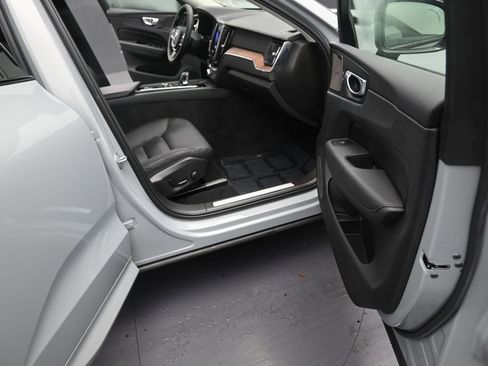 Used 2024 Volvo XC60 B5 Plus AWD/4WD image 15