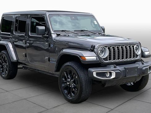 Used 2025 Jeep Wrangler Unlimited Sahara w/ Safety Group AWD/4WD image 3