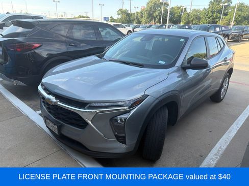 Used 2025 Chevrolet Trax LS w/ Driver Confidence Package FWD image 4