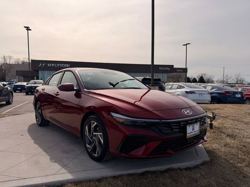Used 2025 Hyundai Elantra Limited image 12