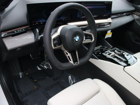 Used 2026 BMW 530i xDrive w/ M Sport Package AWD/4WD image 4