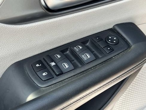 Used 2023 Chrysler Pacifica Touring-L FWD image 14