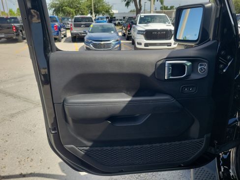 Used 2022 Jeep Wrangler Unlimited Sahara AWD/4WD image 20